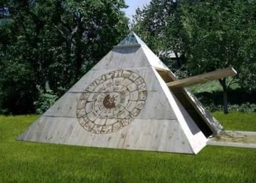 Пирамиды во дворе