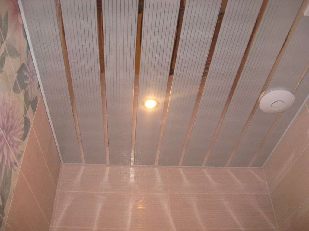 Алюминиевый реечный потолок E01 жемчужно-белый с хром. полосой рейка S150 6