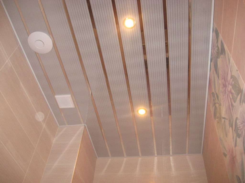 Алюминиевый реечный потолок E01 жемчужно-белый с хром. полосой рейка S100, 3